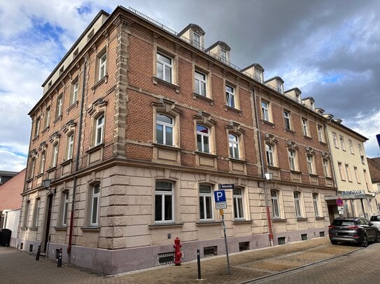 "Mitten drin ... statt nur dabei" ! 4-Zimmer Altbau-Etage in der Erlanger Innenstadt