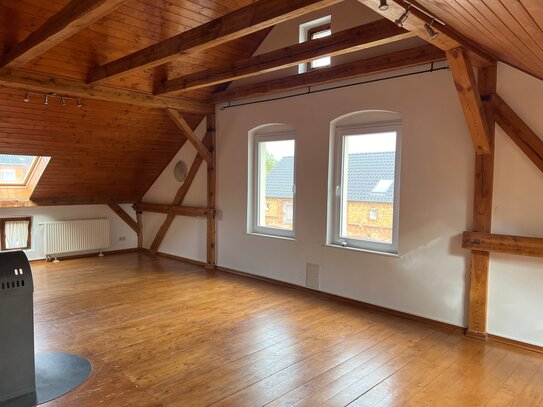 Charmante Dachgeschosswohnung mit Loft-Charakter – ca 120 m², Kaminofen und offene Dachbalken