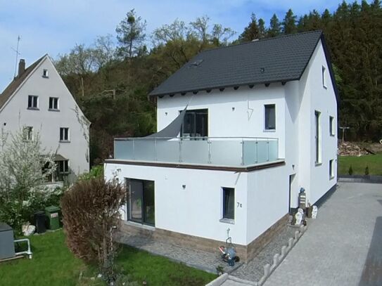 Neuwertiges, energieeffiziente Einfamilienhaus mit PV-Anlage, Sauna, großem Balkon und Grundstück zu verkaufen.