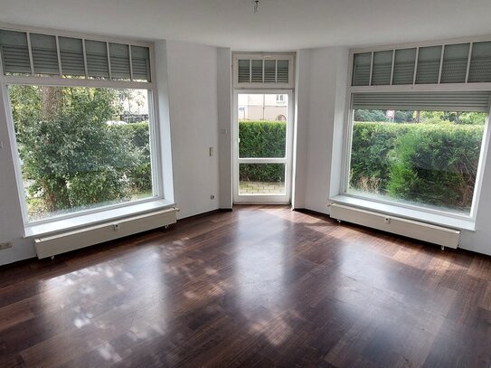 3 RWE im EG mit Balkon und Terrasse Tageslichtbad mit Wanne