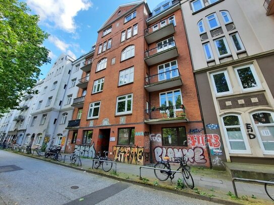 Sanierungsbedürftige 3-Zimmer-Altbauwohnung mit Terrasse an der Stresemannstraße