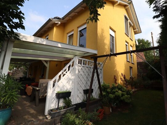 Einfamilienhaus mit Einliegerwohnung Terrasse sowie Garten