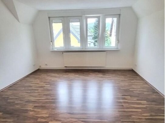 Kleine 3-Zi-Wohnung in Saalfeld zu vermieten ! Ideal für 2 Personen !