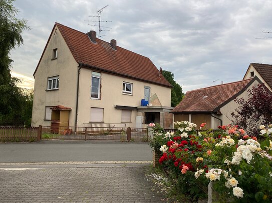 Sanierungsbedürftiges Zweifamilienhaus sucht neuen Besitzer!