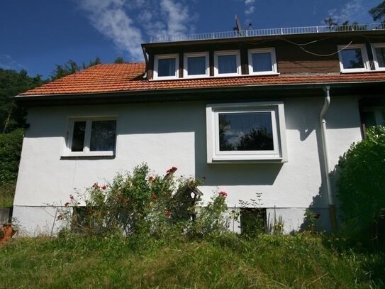 WOHNEN WIE IM URLAUB Einfamilienhaus mit Terrasse, Balkon, Garage und kinderfreundlichem Garten in ruhiger Waldrandlage…