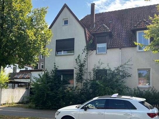 Sanierungssbedürftige Doppelhaushälfte mit Doppelgarage und Garten in Hannover-Badenstedt