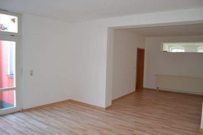 Immobilie in Saalfeld/Saale - Großzügige 3-4 Zi.-Wohnung im EG mit Stellplatz - in Altsaalfeld  - Bild 0