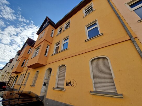 Wundervolle zwei Zimmer Wohnung mit Dielenboden, Balkon und Einbauküche!