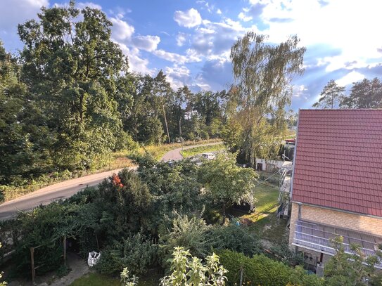 Stahnsdorf - Sonnige 3 Zimmer-Dachgeschosswohnung mit großem Balkon und Weitblick sowie PKW-Stellplatz