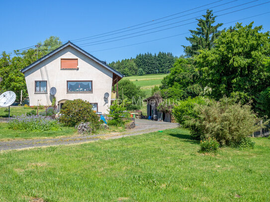 Freistehendes, ausbaufähiges Bauernhaus mit 3 Wohneinheiten + Nebengebäude (Stallungen, Scheune)