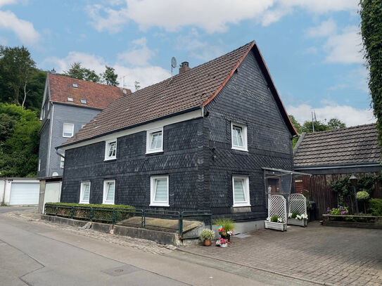 Ein Haus mit Geschichte! Renoviertes Fachwerkhaus mit Garage in zentraler Lage von Dieringhausen!