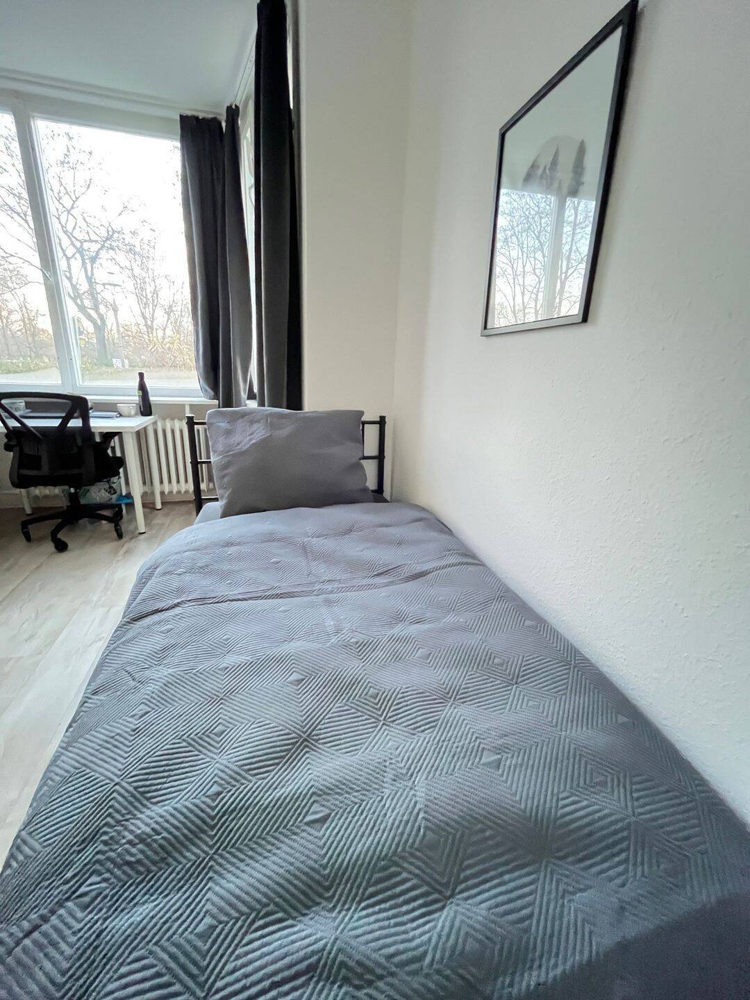 Für Frauen: Helles Mehrbettzimmer mit Balkon und Parkblick – All-inclusive & Registrierung - Photo 1