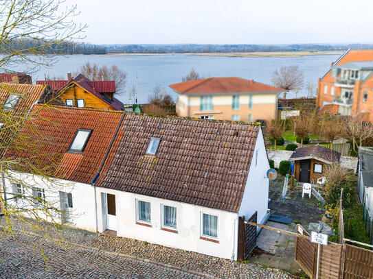 Katzensprung zum Binnensee! DHH mit ca. 65m², 2 Zimmer mit Hinterhof/Stellplatz auf ca. 214m² Grdst.