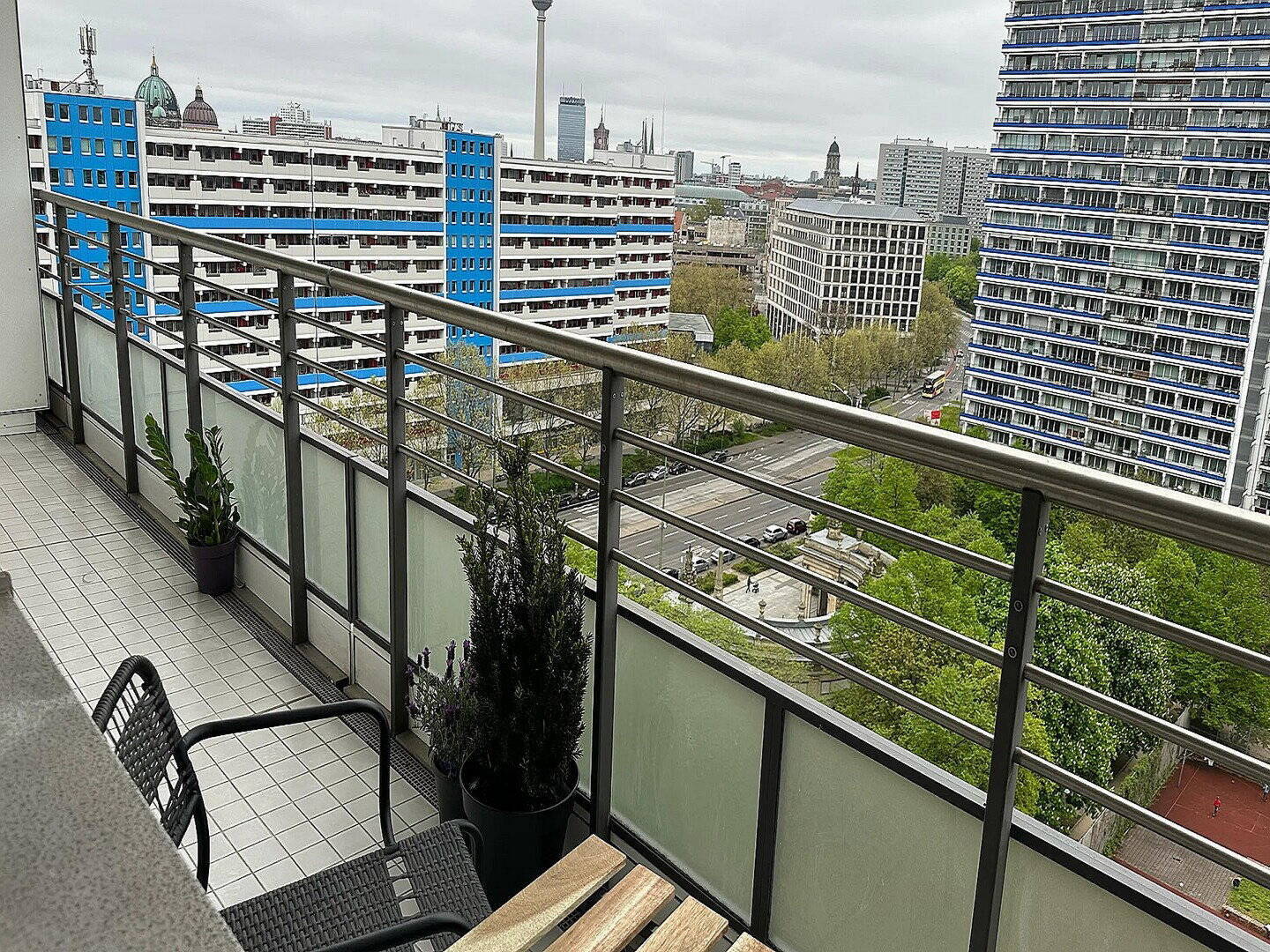 Möblierte 2-Zimmer-Wohnung mit Balkon und Concierge in bester Berliner Innenstadtlage - Photo 1