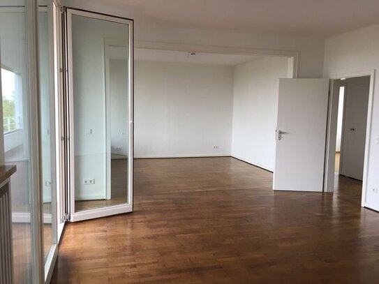 Über den Dächern von Golzheim - sonnendurchflutete Wohnung mit ca. 28 m2 Loggia im 6.OG