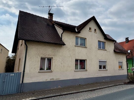 Altes Haus, neue Chancen – Doppelhaushälfte mit Nebengebäude und Grundstück