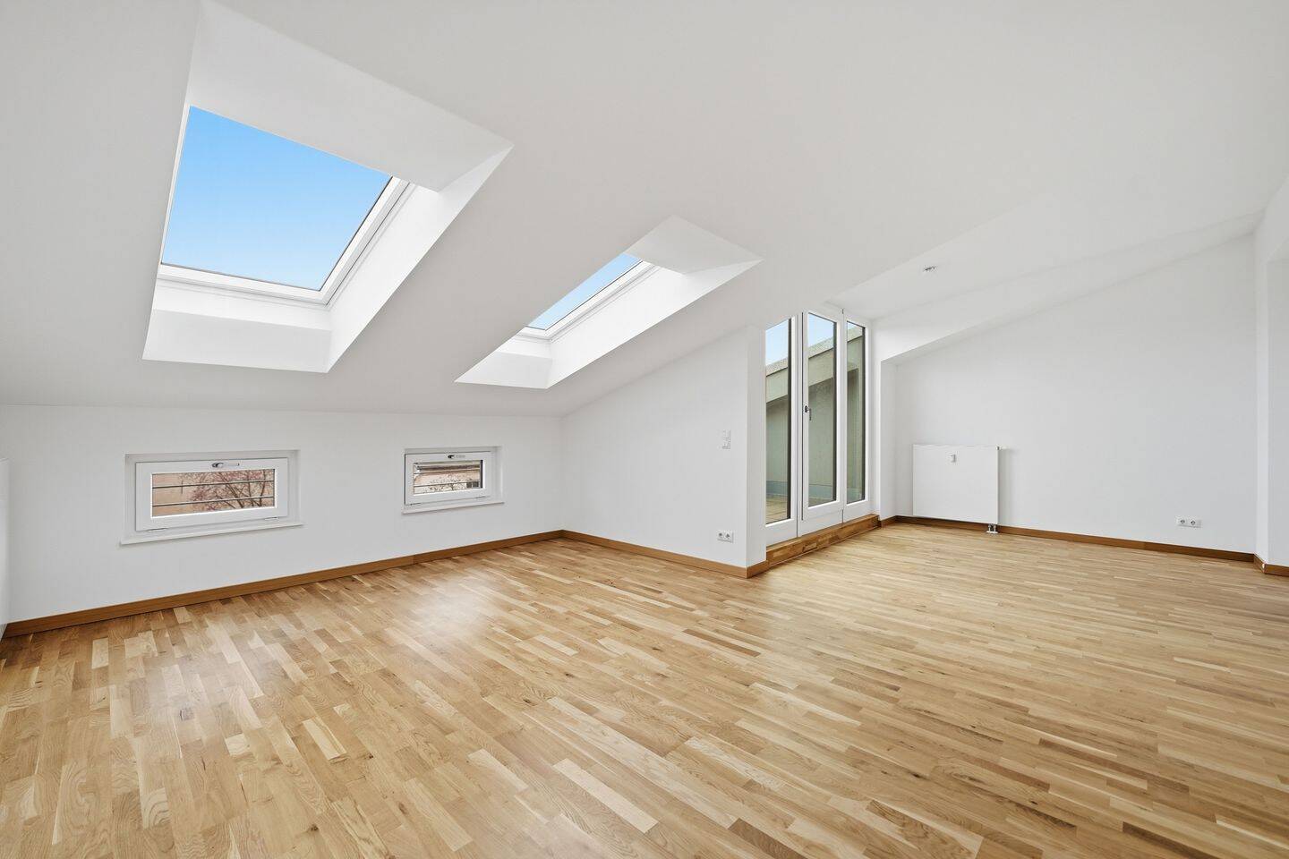 Stilvolle Dachgeschosswohnung in Spandau - 2 Zimmer, EBK und Balkon nahe Havel Altstadt Spandau - Photo 1