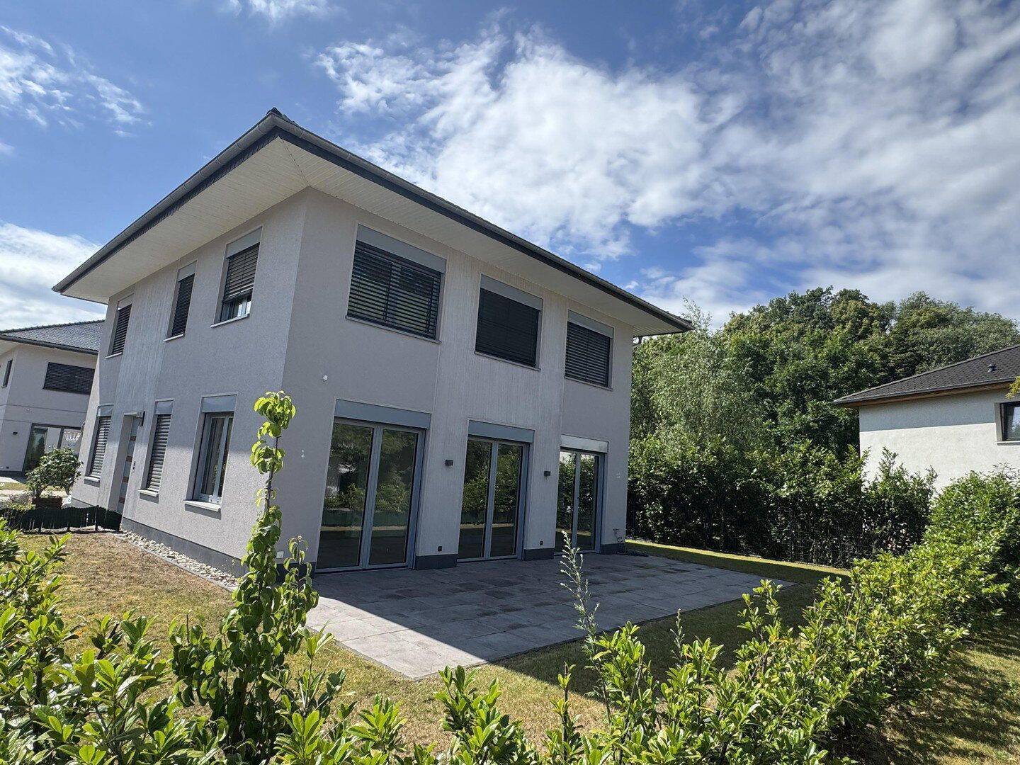 Traumhafte 4 Raumwohnung mit Garten in einer Villa - Photo 1