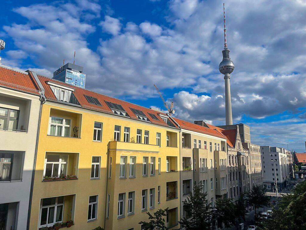 Zentral in Berlin: 4-Zimmer-Wohnung mit Terrasse und Tiefgarage - Photo 1