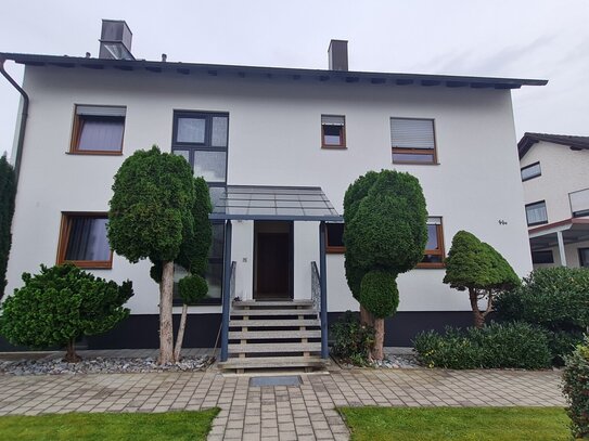 SOLIDE KAPITALANLAGE- 3 Zimmer DG-Wohnung mit Gartenanteil in einem top gepflegten 3 Familienhaus in 90584 ALLERSBERG