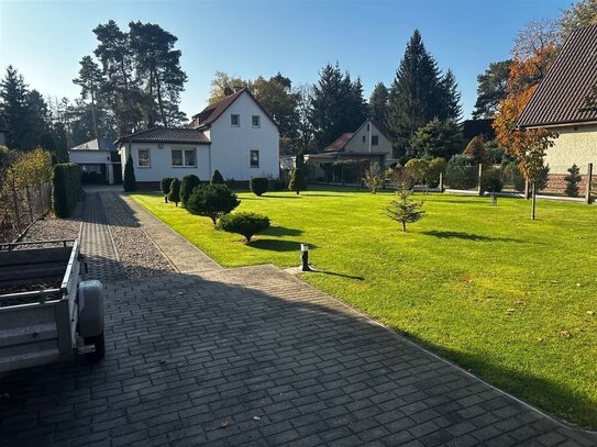 Einfamilienhaus mit Doppelgarage und Baulandreserve