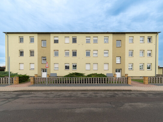 DACHGESCHOSSWOHNUNG IM GRÜNEN // Bezugsfreie 3-Zimmer-Wohnung mit Garage