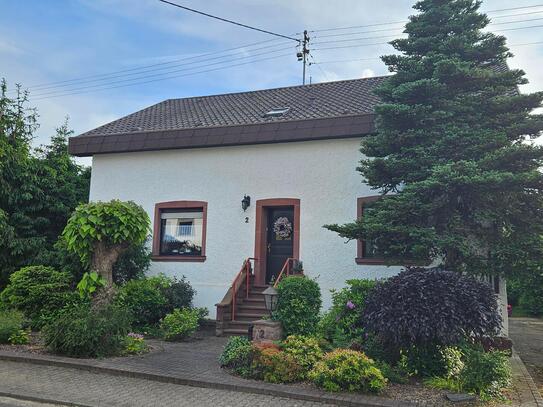 Gepflegtes 2 Familienhaus in ruhiger Lage von Felsberg