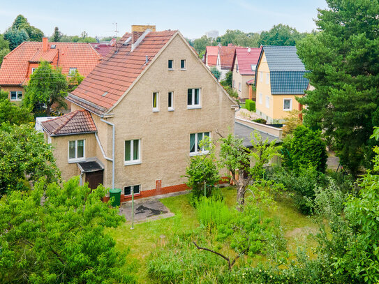 Bahnhofsnah! Mit Keller, Garage, großem Garten: Einfamilienhaus mit viel Potenzial in Biesdorf