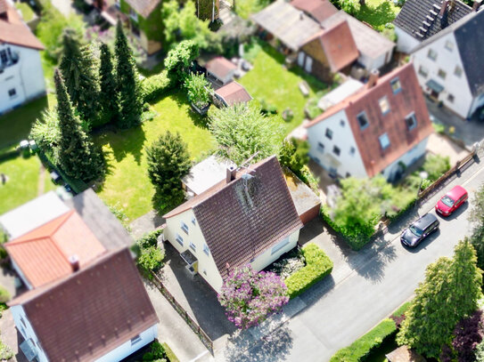 Charmantes, sanierungsbedürftiges Einfamilienhaus mit wunderschönen Garten Im Herzen von Heroldsberg!