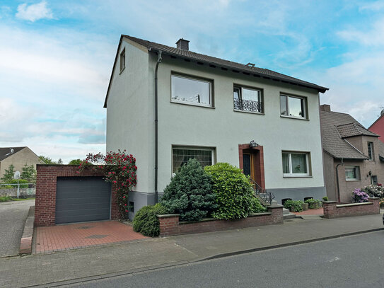 Zweifamilienhaus mit einer Garage auf großem Grundstück in Hamm-Norden