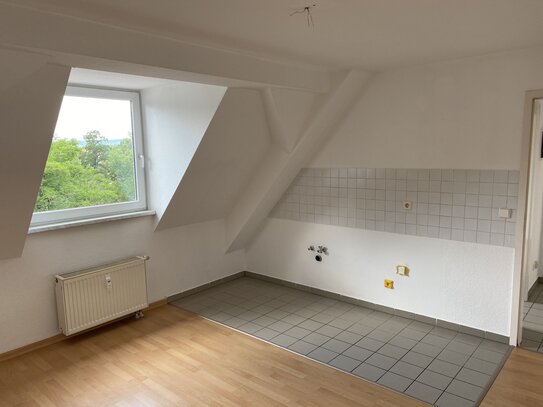 Kleine 2-Raum-Dachgeschosswohnung inkl. EBK - Haus mit Fahrstuhl, inkl. Stellplatz