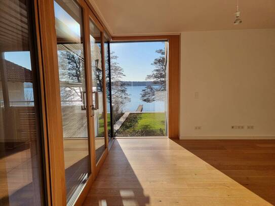"See-Oase" Vom Wohn- oder Schlafzimmer in den Wörthsee: Exklusives Wohnen mit Privatsteg