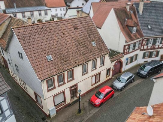 Zentral gelegenes 10-Zi.-Haus mit Potenzial für neues Wohn- und Geschäftshaus