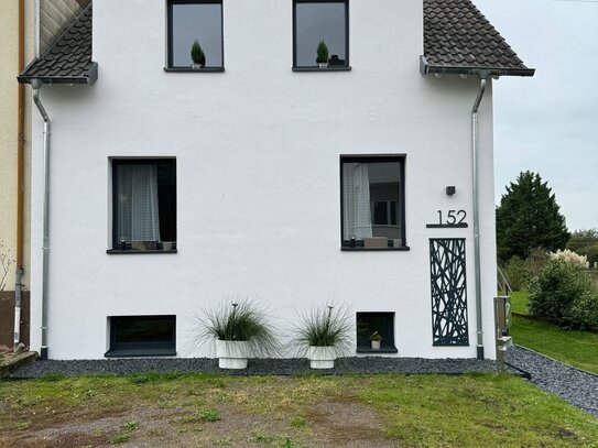 Einseitig angebautes Einfamlienhaus in idyllischer Südwestlage mit unverbautem Fernblick und großem Garten