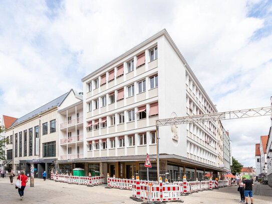 Ladenfläche mit großem Schaufenster in der Fußgängerzone