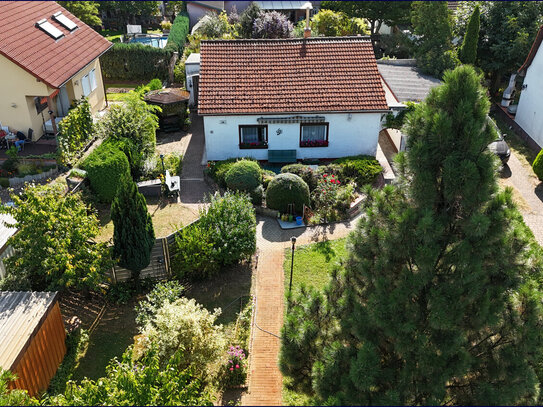 Baugrundstück mit kleinem Bungalow: Option für 1-2 Neubauten in attraktiver Lage