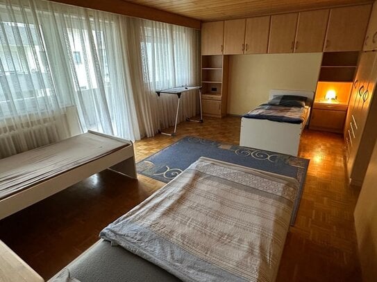 Zimmer 2 mit WLAN und Gemeinschaftsbereichen: Küche, Bad/WC, Balkon, Waschmaschine und Trockner