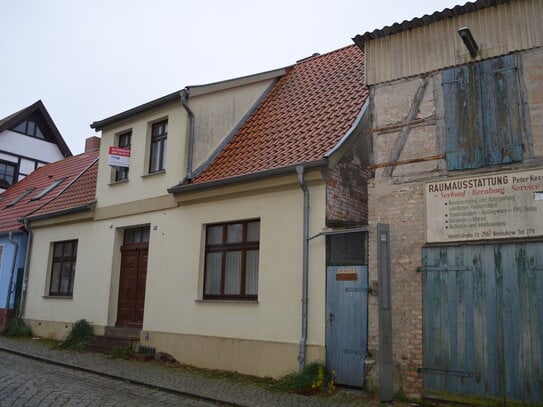 Sonniges Stadtreihenhaus im Zentrum Neubukow mit Werkstatt, großer Garage und lieblichen Innenhof