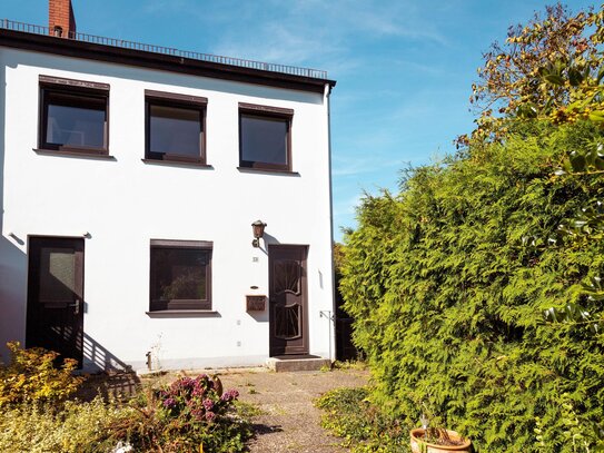 Reihenendhaus mit großem Grundstück und Garage.