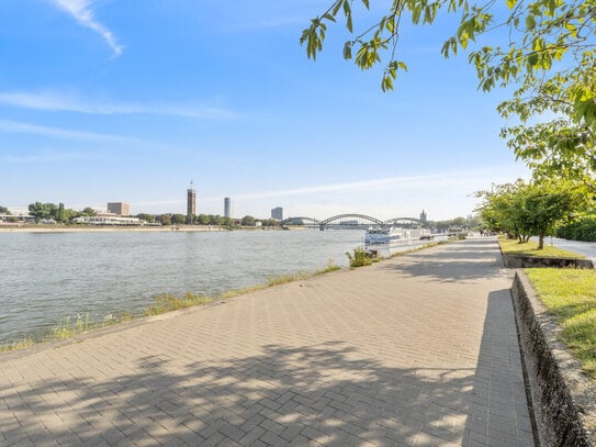 Kernsanierte Etagenwohnung mit seitlichem Rheinblick (Inkl. neue Küche)