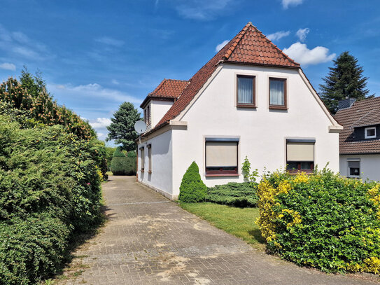 Sanierung oder Abriss? Altes Wohnhaus auf großem Grundstück in ruhiger Lage