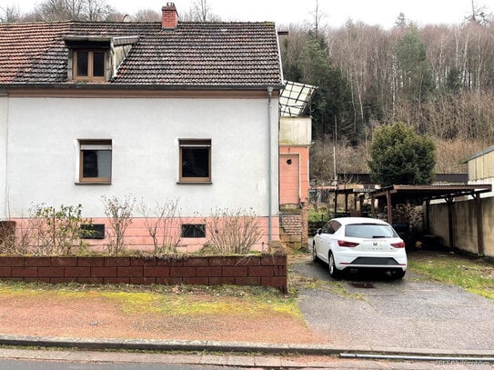 Aus Bankverwertung! Wohnhaus mit Garten in ruhiger Wohnlage, direkt am Niederwürzbacher Weiher.