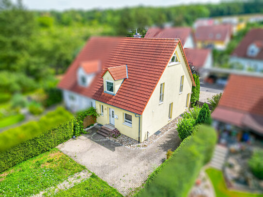 Gepflegte DHH in Ochsenfurt zvk., Bj. 2002, 119 m² Wohnfläche, perfekt für die kleine Familie