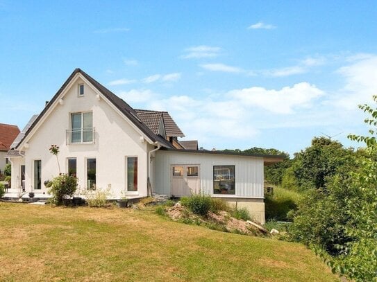 Neuwertiges Einfamilienhaus mit traumhaft großem Garten. Extra viel Platz drinnen und draußen. Energiesparend mit Photo…