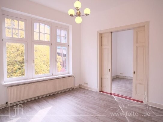 Hohe Decken, große Räume, historische Details: Bezugsfreie Altbauwohnung mit Stellplatz in der Innenstadt