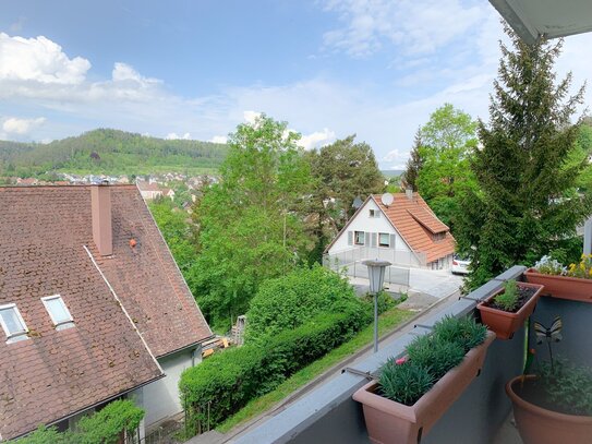 Helle 2-Zimmer-Wohnung mit Balkon, Stellplatz UND Garage