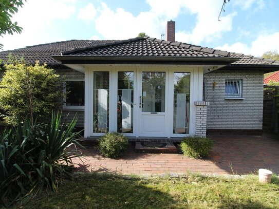 Ebenerdiger Bungalow mit großzügigem Wintergarten, Garage und großem Grundstück