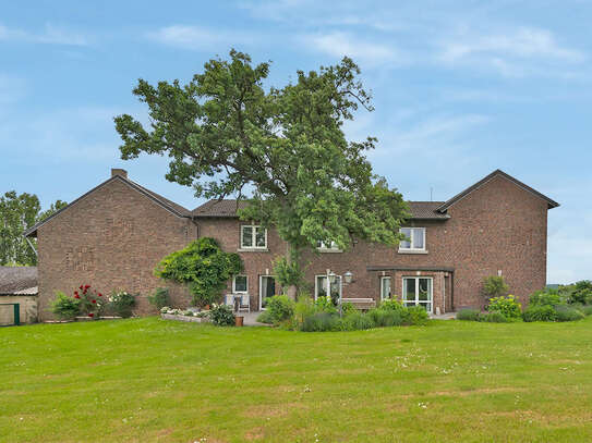 PHI AACHEN - Ehemaliger Bauernhof mit modernem Einfamilienhaus in begehrter Lage von Würselen!