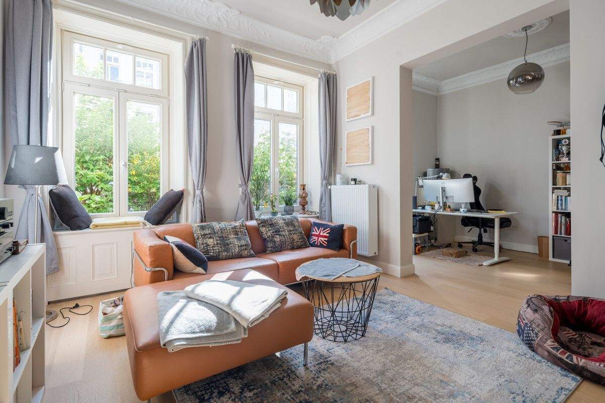 Frei lieferbar: Altbaucharme trifft Großstadtflair - stilvolle 2,5-Zimmer-Wohnung mit Garten
