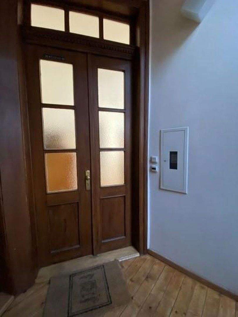 Leere, zentral gelegene frisch renovierte Altbauwohnung